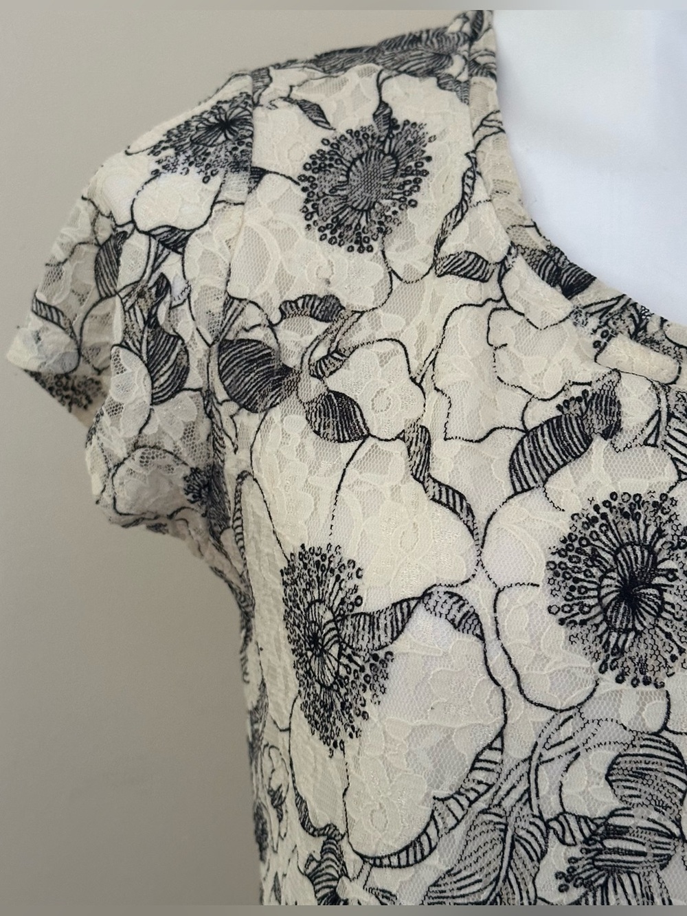 ALFANI Black & Crean Floral Lace Blouse Short Sleeves Sz M - Picture 5 of 11